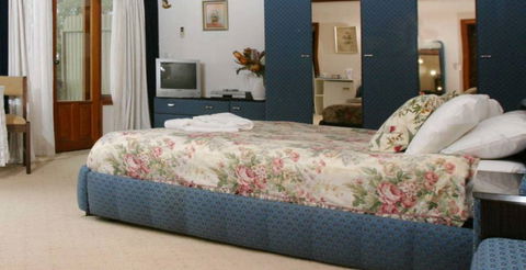 Chalet Swisse Spa Retreat - Goulburn Accommodation 1