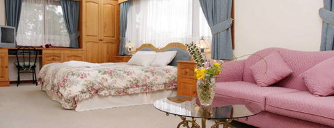 Chalet Swisse Spa Retreat - Goulburn Accommodation 5