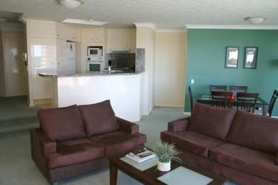 Surfers Mayfair - Goulburn Accommodation 6
