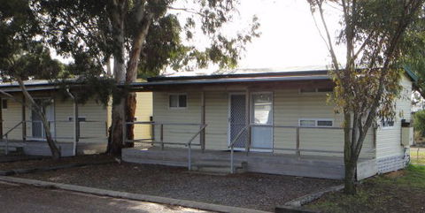 Long Island Caravan Park Cabins - Goulburn Accommodation 6