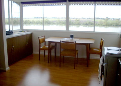Riverfront Holiday House - Goulburn Accommodation 2
