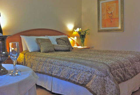 Champagne Rose Suite - Goulburn Accommodation 1