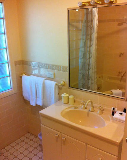Champagne Rose Suite - Goulburn Accommodation 2