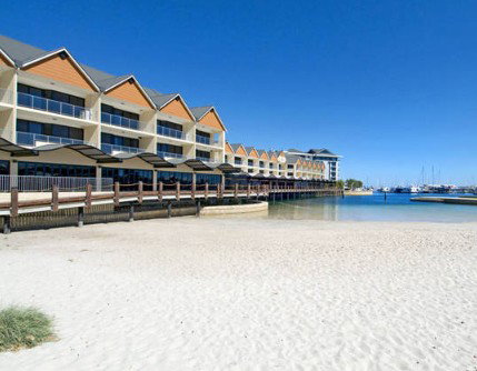 Quality Suites Crest Mandurah - Goulburn Accommodation 1