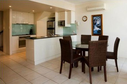 A Tropical Nite - Goulburn Accommodation 2