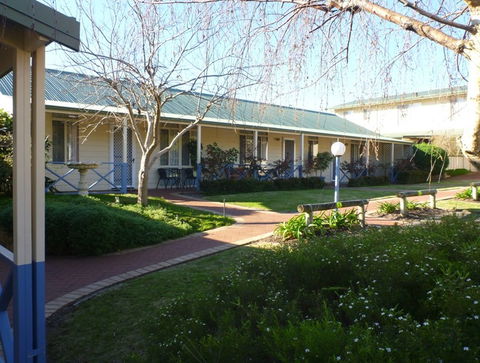 Park Avenue Holiday Units - Goulburn Accommodation 4