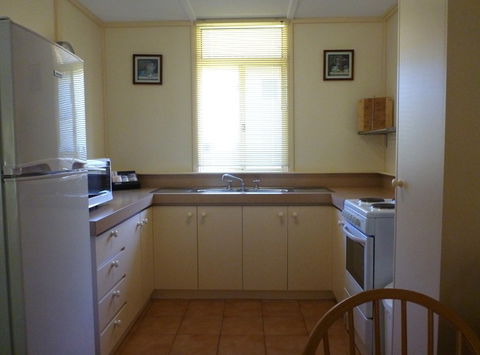 Park Avenue Holiday Units - Goulburn Accommodation 5