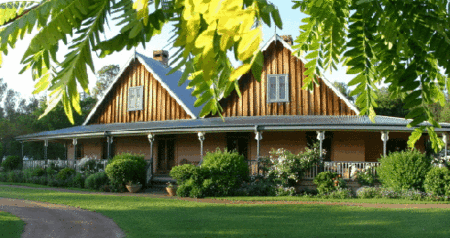 Carriages Country House - Goulburn Accommodation