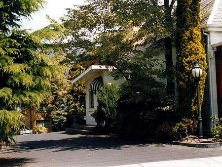 Grosvenor Court Apartments - Goulburn Accommodation 0