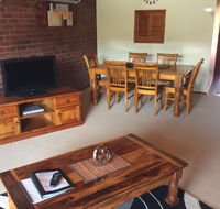 Cleveland Visitor Villas Motel  Shailer Park Garden Villas - Goulburn Accommodation