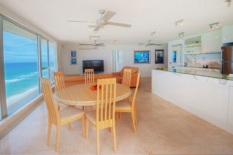 Golden Sands On Main Beach - Goulburn Accommodation 9