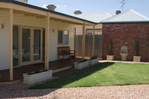 Sabina On Little Myers - Goulburn Accommodation 7