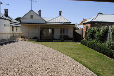 Sabina On Little Myers - Goulburn Accommodation 8