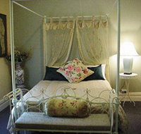 Stray Leaves - Goulburn Accommodation