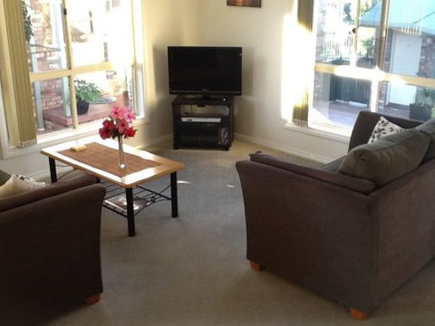 Captain's Quarters - Goulburn Accommodation 2