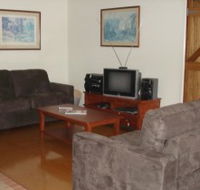 Hooters Hut And Possums Hollow - Goulburn Accommodation