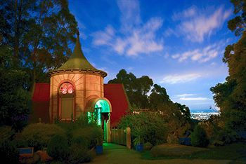 A Camelot Tower & Penthouse - Goulburn Accommodation 11