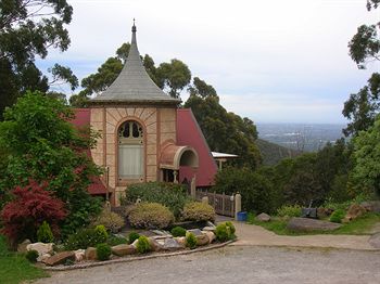 A Camelot Tower & Penthouse - Goulburn Accommodation 13