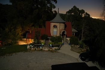 A Camelot Tower & Penthouse - Goulburn Accommodation 16