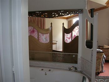 A Camelot Tower & Penthouse - Goulburn Accommodation 19