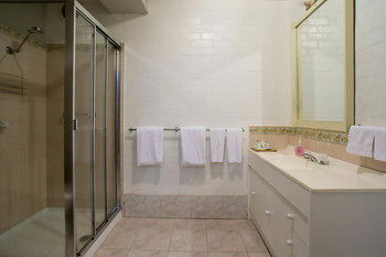 A Camelot Tower & Penthouse - Goulburn Accommodation 29