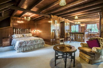 A Camelot Tower & Penthouse - Goulburn Accommodation 36