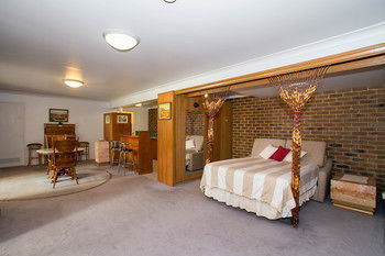 A Camelot Tower & Penthouse - Goulburn Accommodation 38