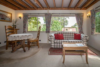 A Camelot Tower & Penthouse - Goulburn Accommodation 41