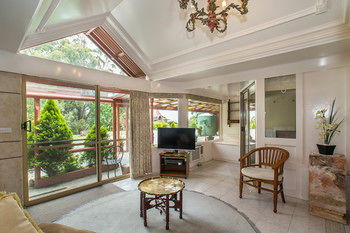 A Camelot Tower & Penthouse - Goulburn Accommodation 44