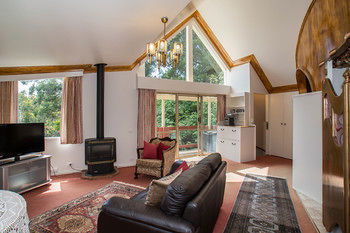 A Camelot Tower & Penthouse - Goulburn Accommodation 45