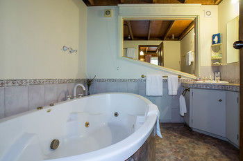 A Camelot Tower & Penthouse - Goulburn Accommodation 50