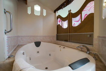 A Camelot Tower & Penthouse - Goulburn Accommodation 51