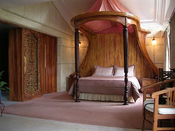 A Camelot Tower & Penthouse - Goulburn Accommodation 0