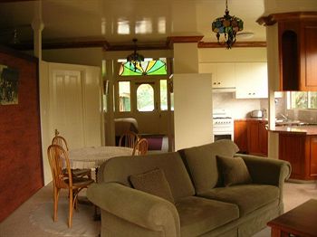 A Camelot Tower & Penthouse - Goulburn Accommodation 3