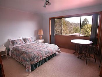 A Camelot Tower & Penthouse - Goulburn Accommodation 4