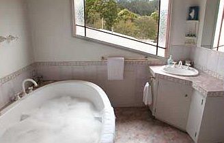 A Camelot Tower & Penthouse - Goulburn Accommodation 5