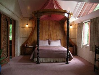 A Camelot Tower & Penthouse - Goulburn Accommodation 6