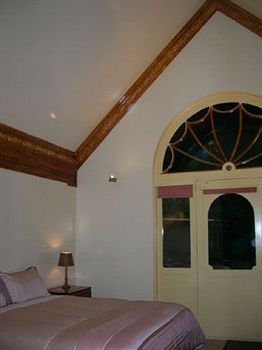 A Camelot Tower & Penthouse - Goulburn Accommodation 8