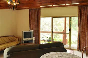 A Camelot Tower & Penthouse - Goulburn Accommodation 10