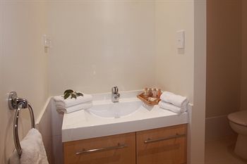 H Boutique Hotel - Goulburn Accommodation 2