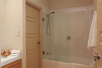 H Boutique Hotel - Goulburn Accommodation 4