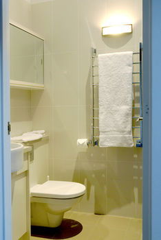 By The Beach B&B And Apartments - Goulburn Accommodation 6