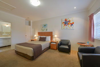 Cadman Motor Inn & Apartments - Goulburn Accommodation 9