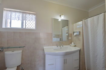 Cadman Motor Inn & Apartments - Goulburn Accommodation 12