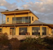 Dolphin Holiday House - Goulburn Accommodation