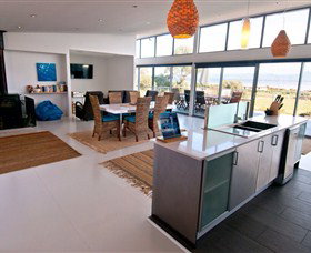 Sunset Bay Escape - Goulburn Accommodation 1