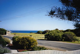 Botts Beach Retreat - Goulburn Accommodation 2