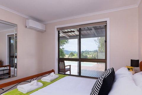 Jacaranda Cottages - Goulburn Accommodation 12