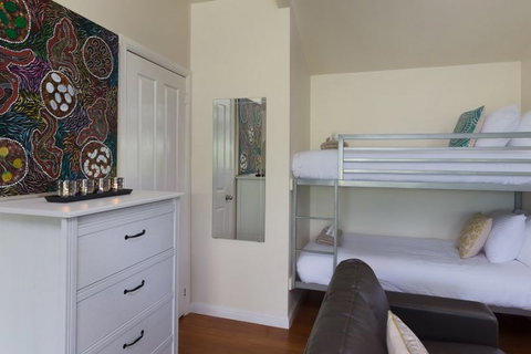 Jacaranda Cottages - Goulburn Accommodation 5