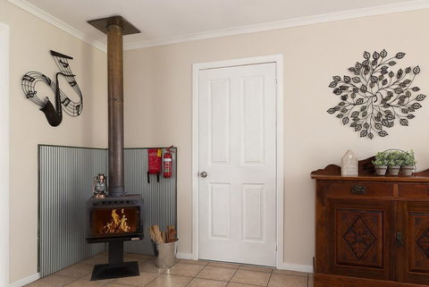 Jacaranda Cottages - Goulburn Accommodation 14